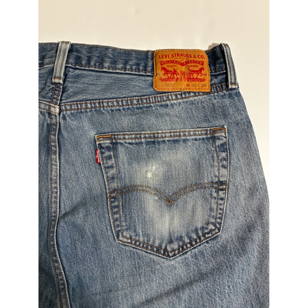Levis 501 Original Fit Jeans Mens 36x29 Light Wash Blue Denim Button Fly - Picture 4 of 8